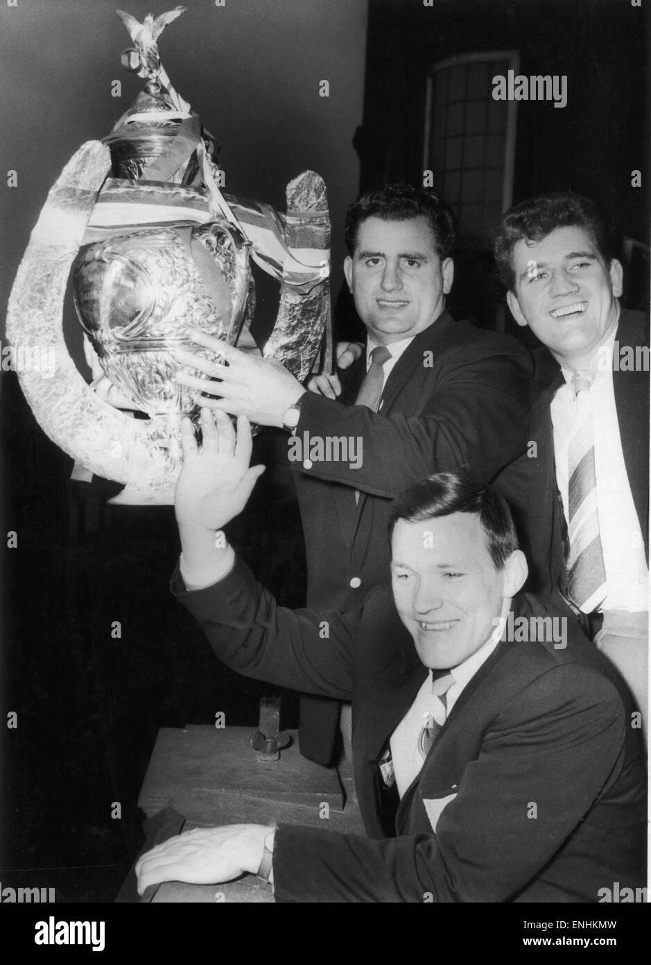 Wakefield Trinitys Captain D Turner, Albert Firth et Neil Fox tenir le trophée en altitude pour les foules qui s'étaient réunis à l'hôtel de ville de Wakefield pour saluer le retour de leurs équipes 38 - 5 victoire sur coque dans la finale de Coupe de Ligue de Rugby qui a eu lieu au stade de Wembley Banque D'Images
