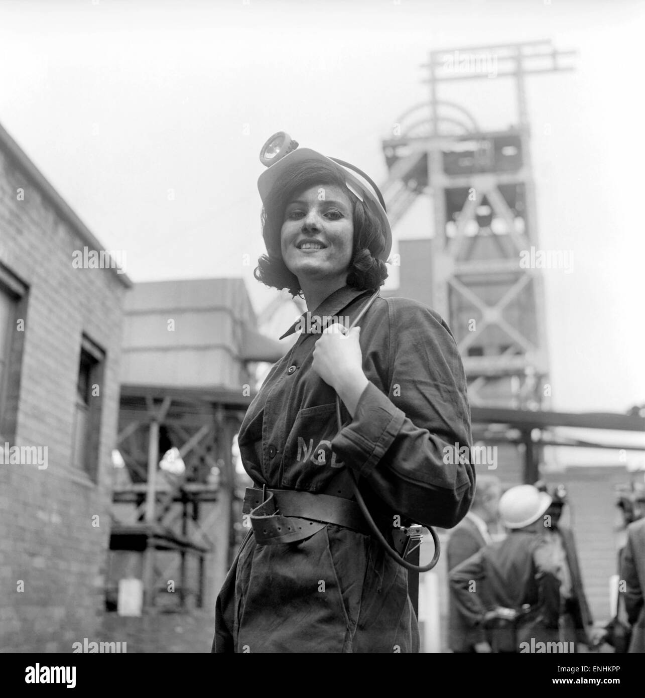 Reine de charbon Arlene met un terme aux mots de jure à la face du charbon. Les 1 800 The Pitmen à un Yorkshire colliery étaient sur leur meilleur comportement hier-car ils étaient des hôtes d'un grand lit de charbon. Leur syndicat était belle 20-year-old Arlene Funerarium. Elle a été invitée par t Banque D'Images