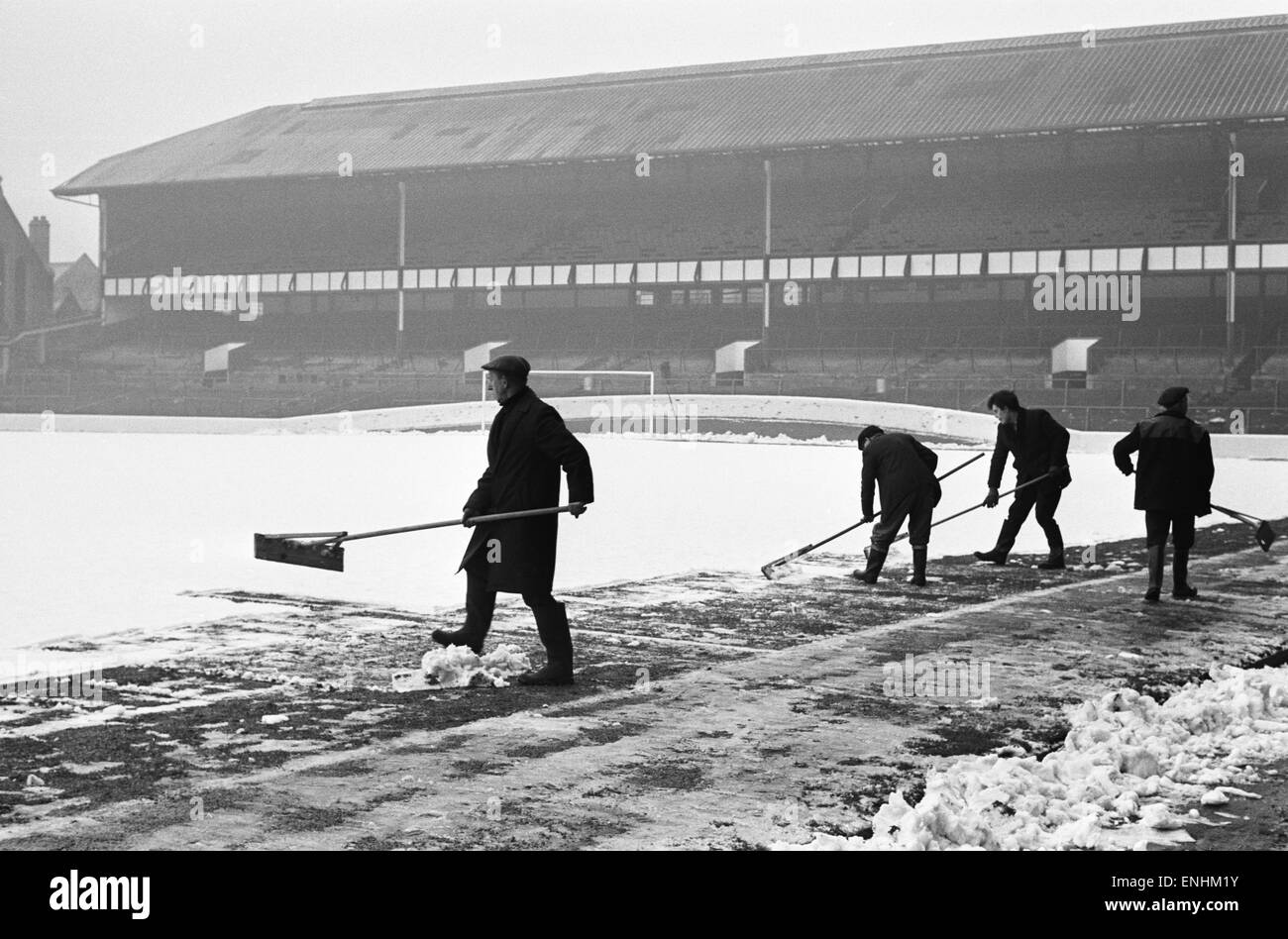 Essayer d'effacer le responsables de la neige de la hauteur à Goodison Park, terrain du Everton Football Club, deux jours avant leur match contre Bristol Rovers dans la FA Cup cinquième ronde. 10 février 1969. Banque D'Images