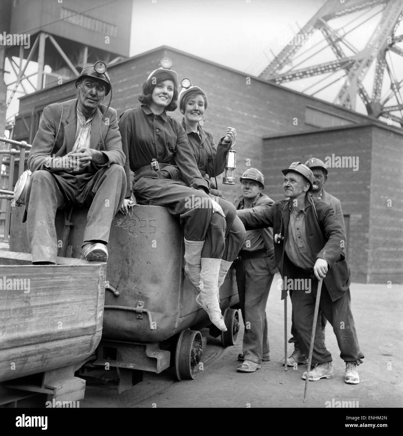 Reine de charbon Arlene met un terme aux mots de jure à la face du charbon. Les 1 800 The Pitmen à un Yorkshire colliery étaient sur leur meilleur comportement hier-car ils étaient des hôtes d'un grand lit de charbon. Leur syndicat était belle 20-year-old Arlene Funerarium. Elle a été invitée par t Banque D'Images
