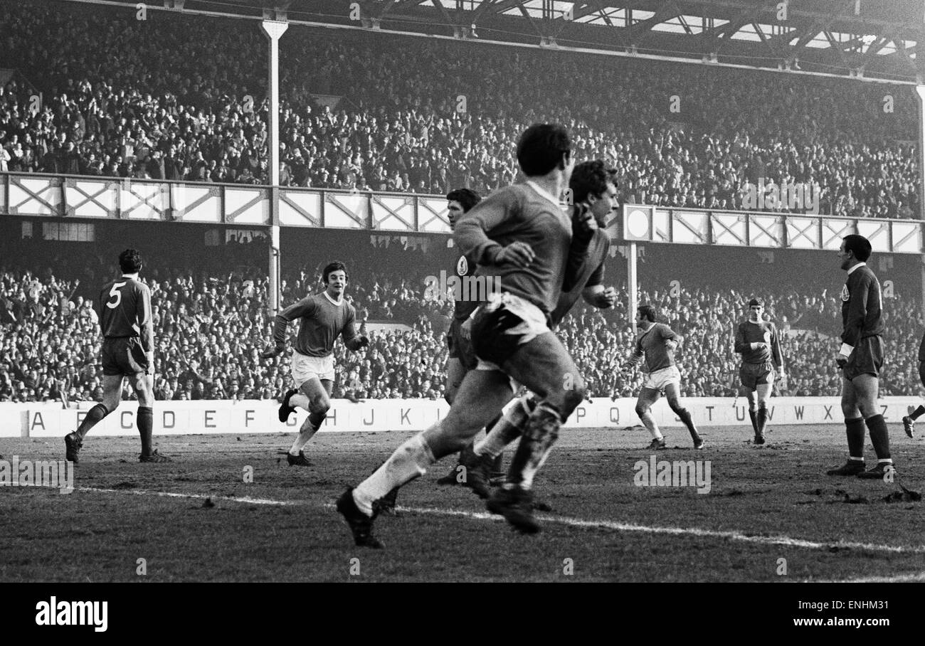Division de la Ligue anglaise un match à Goodison Park. Liverpool v Everton  1 0. Howard Kendall célèbre son but avec coéquipier Joe Royle. 3e février  1968 Photo Stock - Alamy
