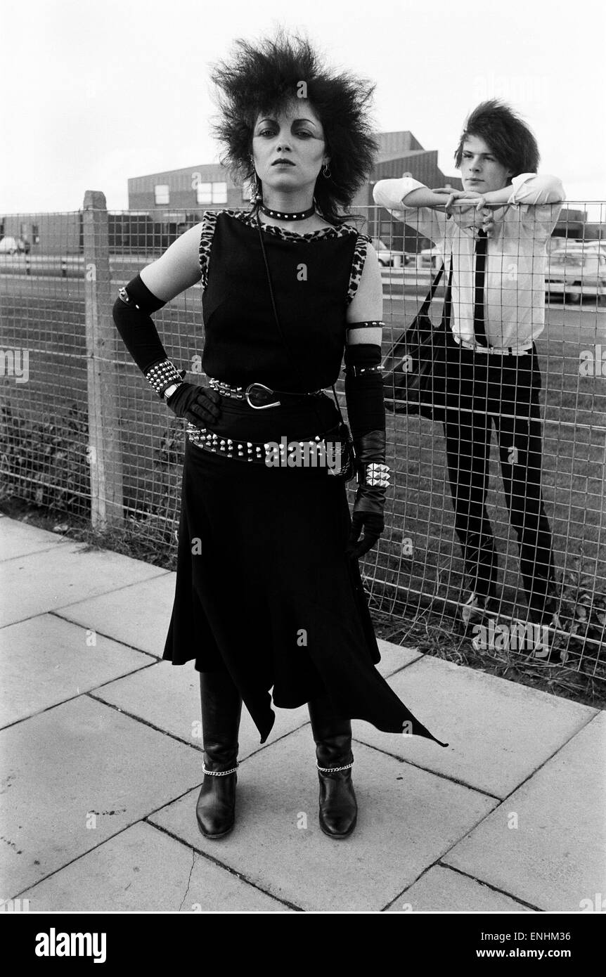 Amour punk, Brian McEnaney 15 et Lesley Smith 24 baiser plus theschool clôture de cour. Le 30 décembre 1981. Banque D'Images