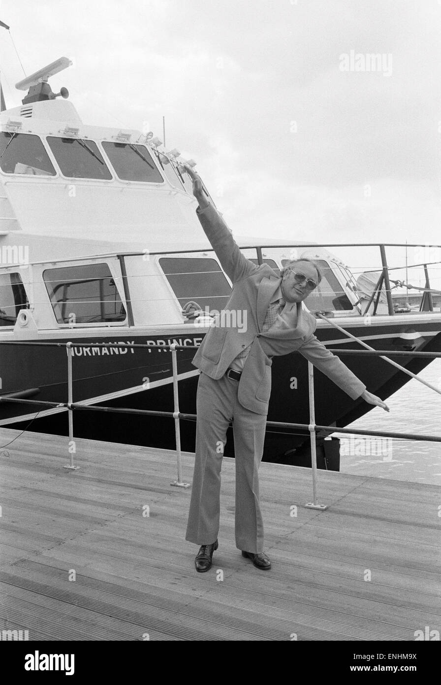 Chef de Laker Airways Freddie Laker photographié à Brighton Marina pour le vol inaugural de l'Brighton-Dieppe Seajet Ferry. Freddie Laker avec le Normandie 'Princess' en arrière-plan. 26 avril 1979. Banque D'Images