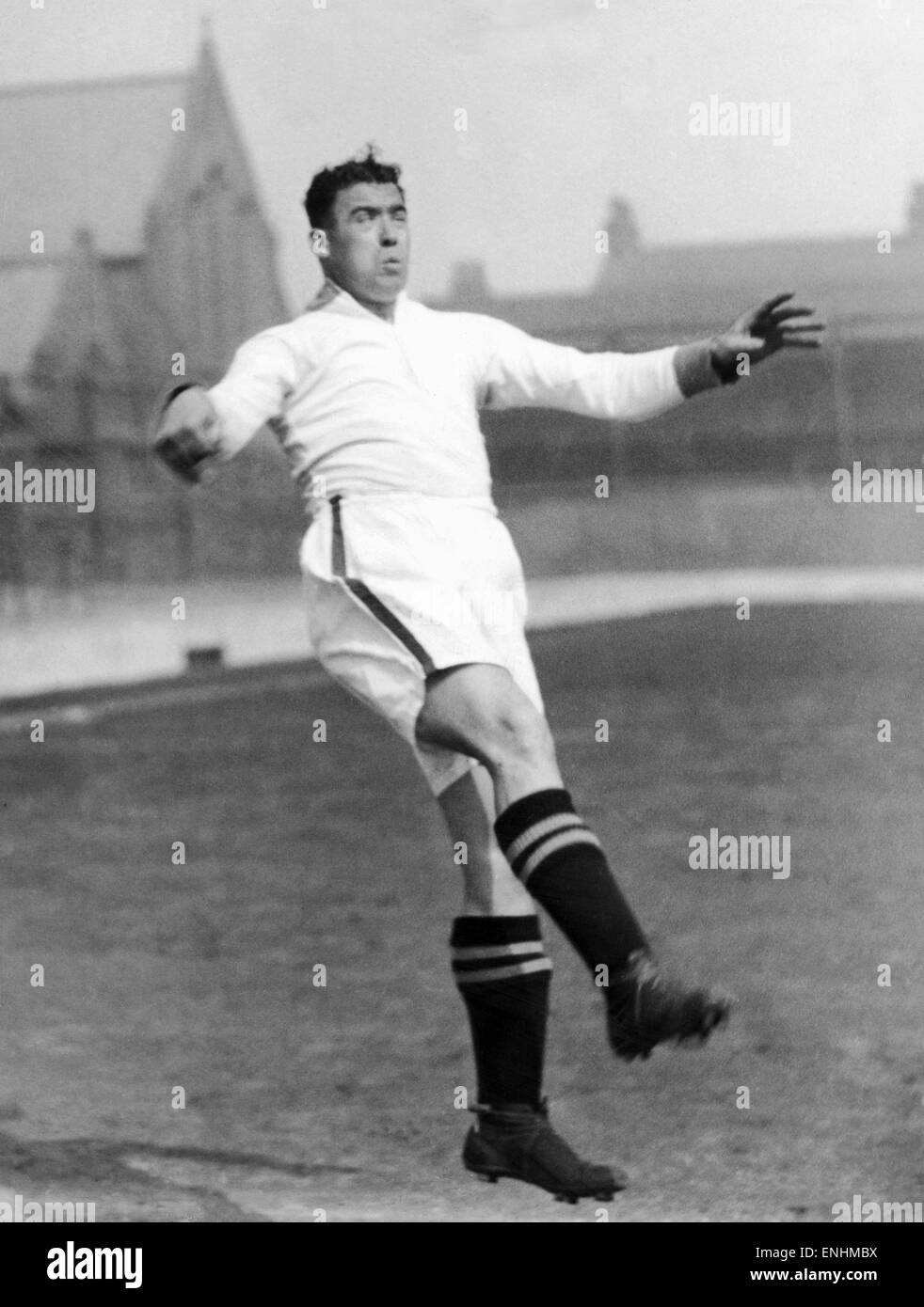 Dixie Dean, joueur d'Everton qui a établi un record de la ligue lorsqu'il inscrit 60 buts lors de la saison 1927-1928, photographié ici lors d'une séance de formation à Goodison Park en avril 1933. Banque D'Images