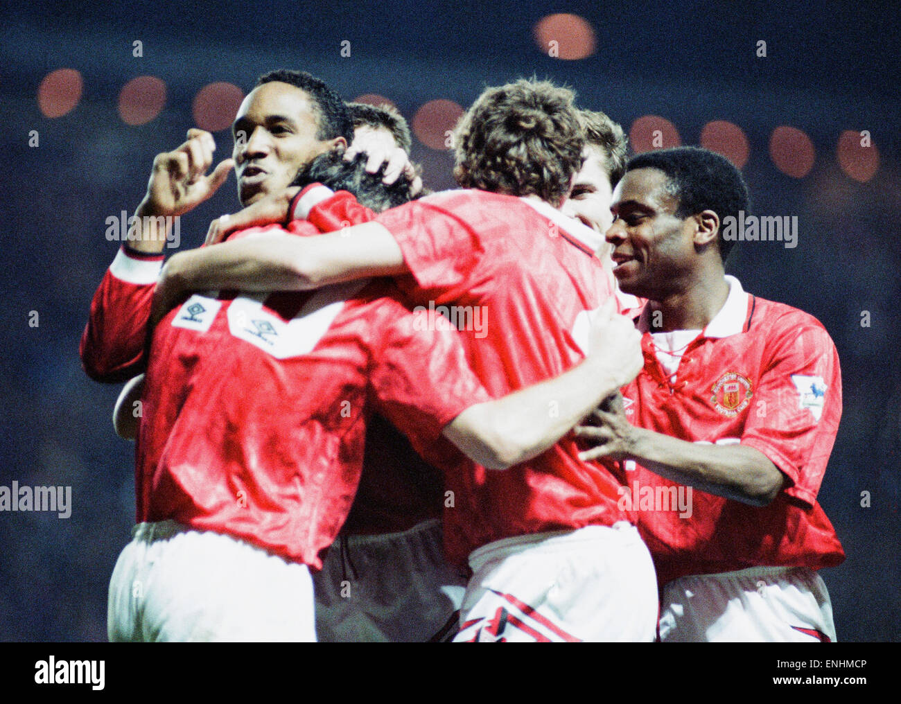 Manchester United v Manchester City, match de championnat à Old Trafford, dimanche 6 décembre 1992. Mark Hughes célèbre avec coéquipiers après avoir marqué but gagnant. Paul Ince. Paul Parker. Score final : Manchester United 2-1 Manchester City Banque D'Images