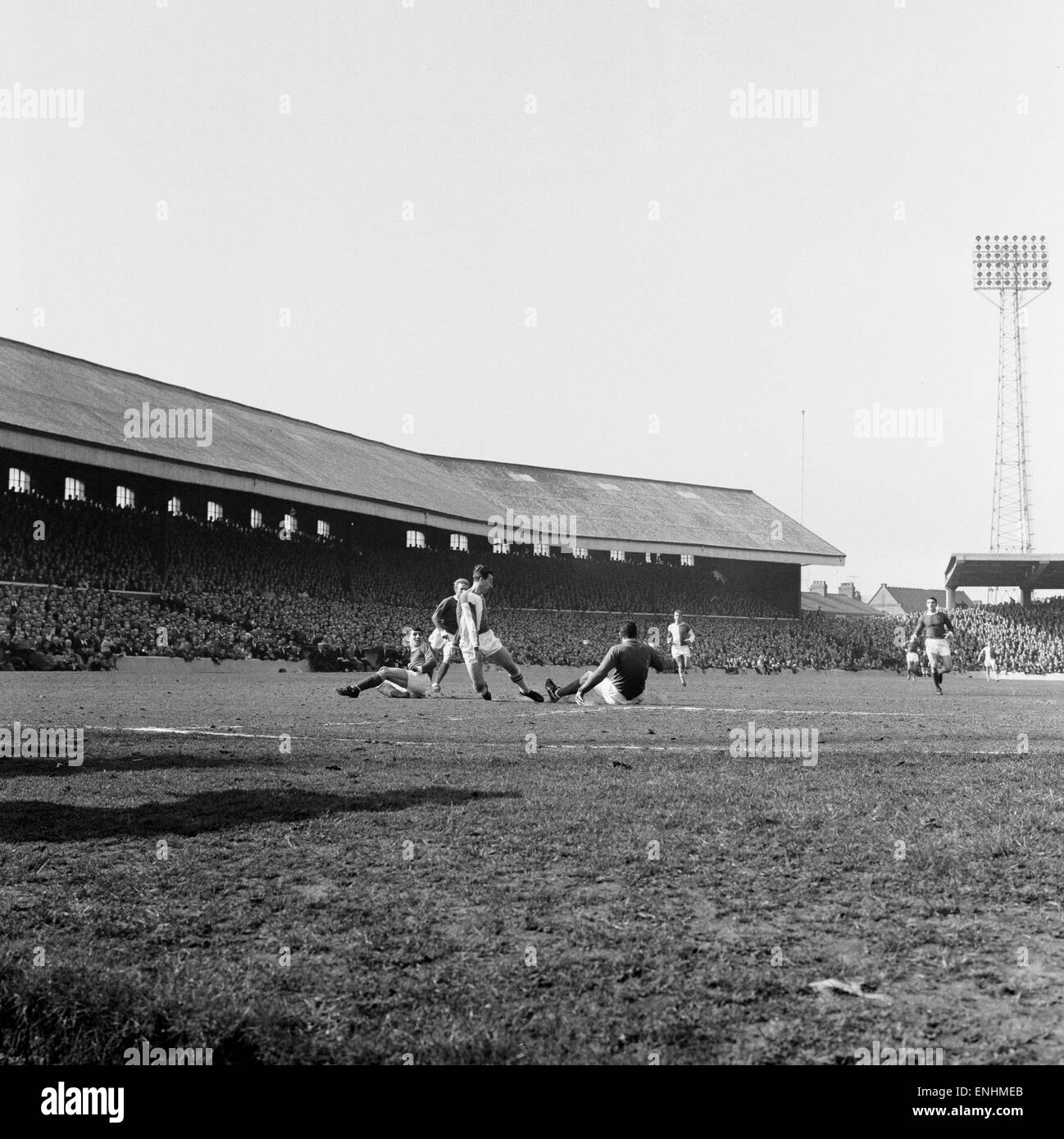 Blackburn Rovers v Manchester United, match de championnat à Ewood Park, samedi 3 avril 1965. Bryan Douglas est battu par United keeper Pat Dunne. Score final : 0-5 Blackburn Rovers Manchester United Banque D'Images