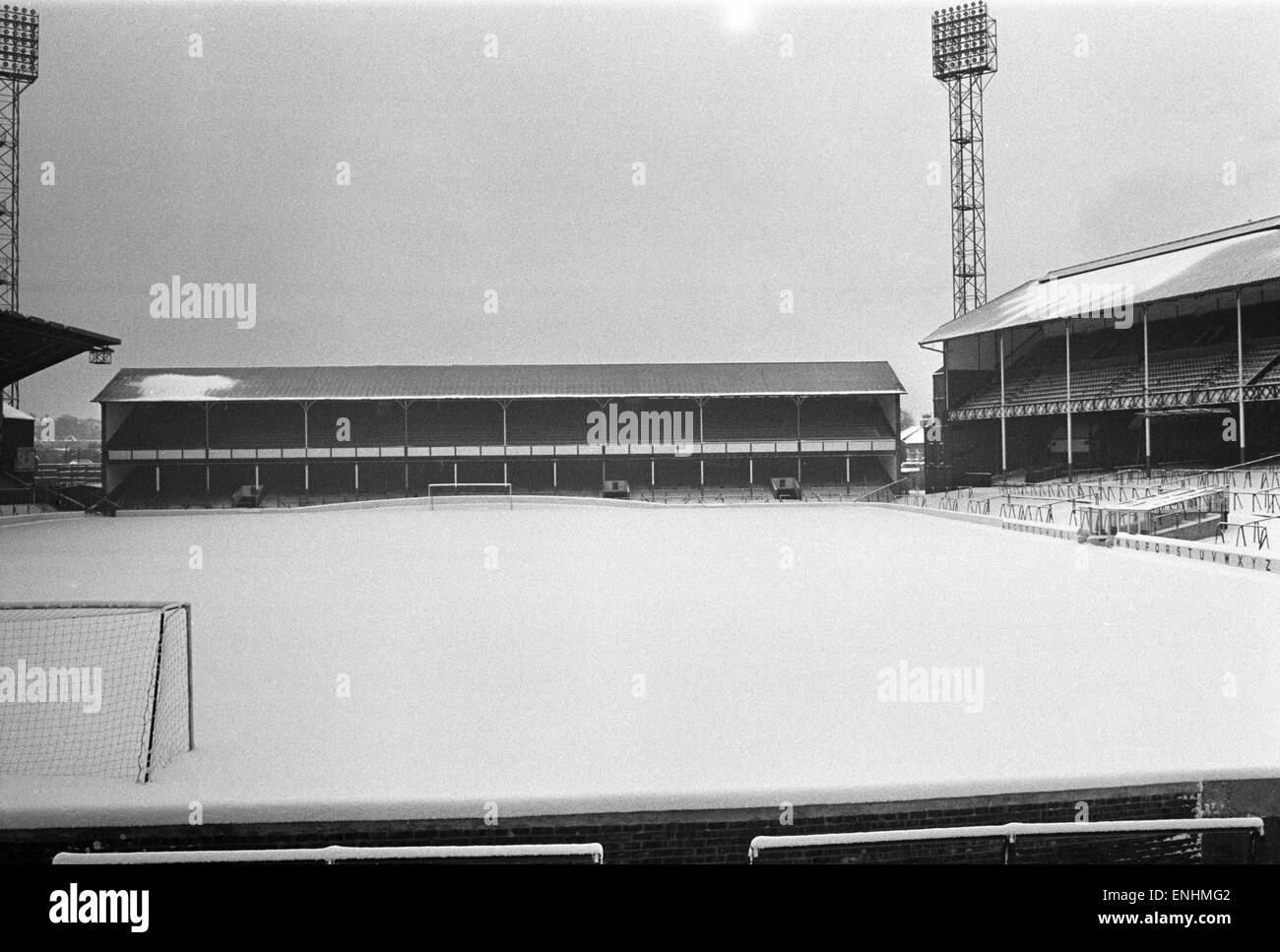 Goodison Park, terrain du Everton Football club, recouvert de neige le jour avant leur match s'appelle off. 7 février 1969. Banque D'Images