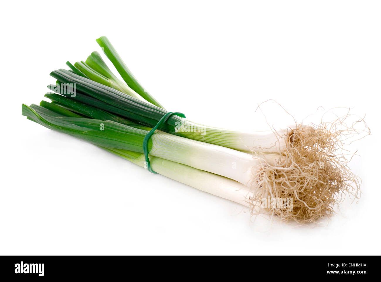 Bouquet de salade oignon de printemps sur fond blanc. Banque D'Images