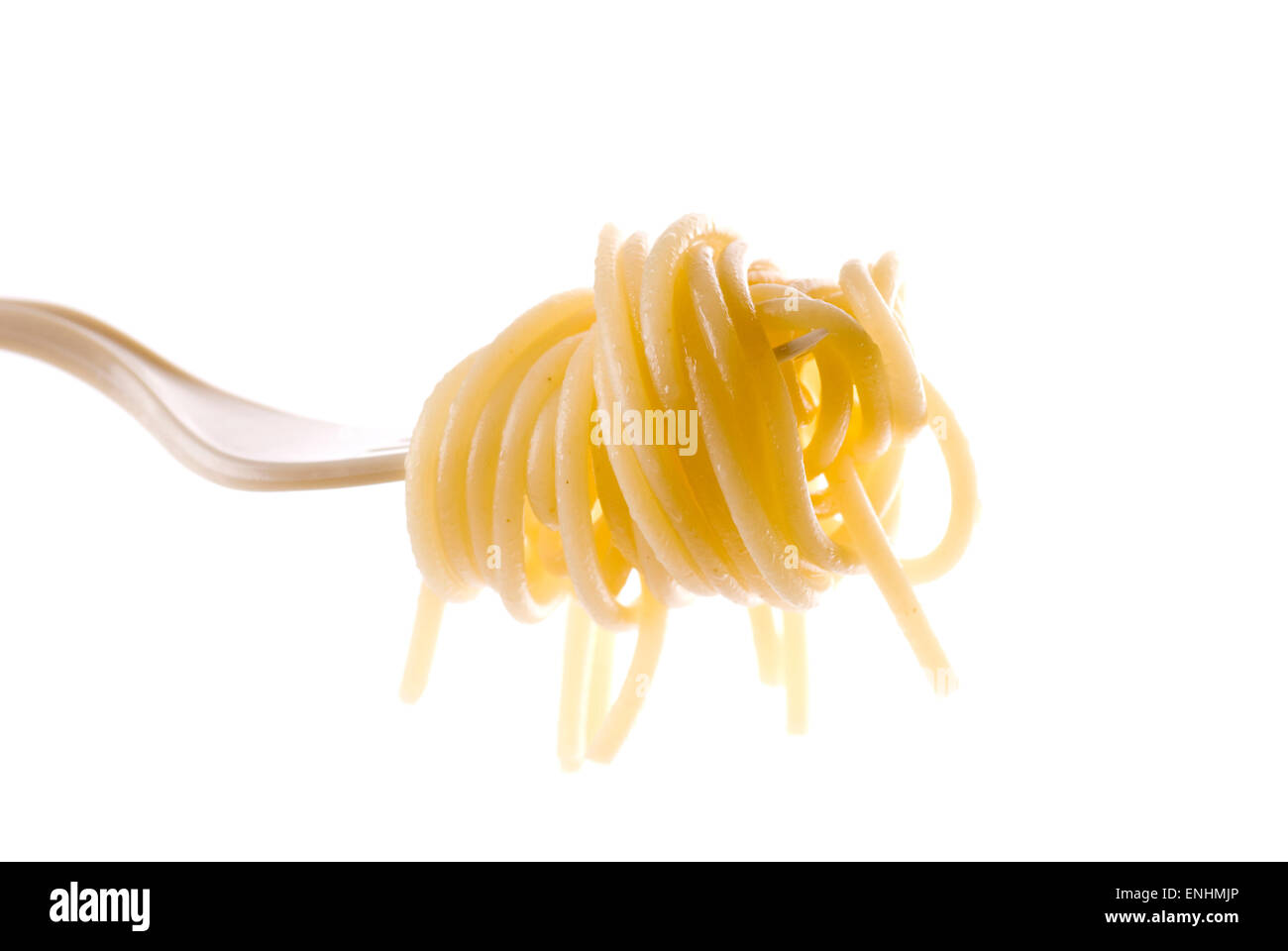 Spaghetti à l'huile d'olive sur une fourchette en plastique. Banque D'Images