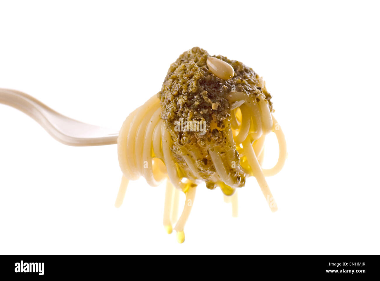Spaghetti au pesto sur une fourchette en plastique. Banque D'Images