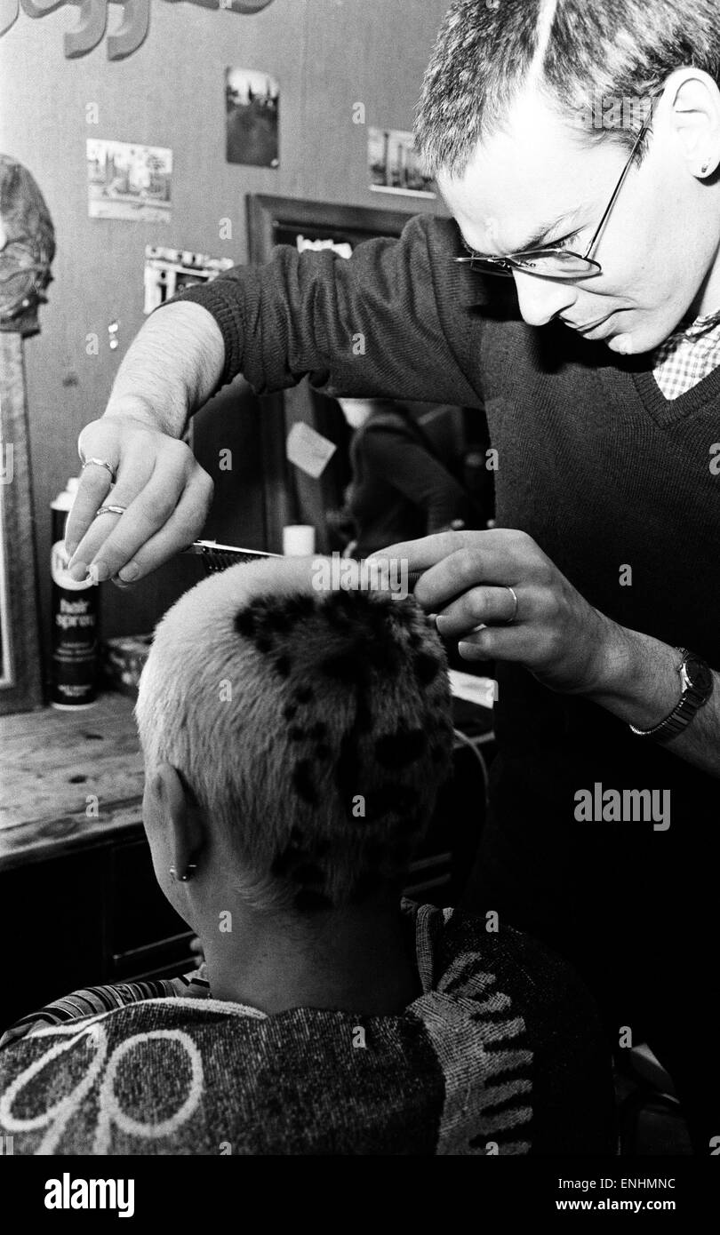 Punk Rocker Nigel Smith l'obtention d'un 'Cheetah' coiffure. 25 mai 1980. Banque D'Images