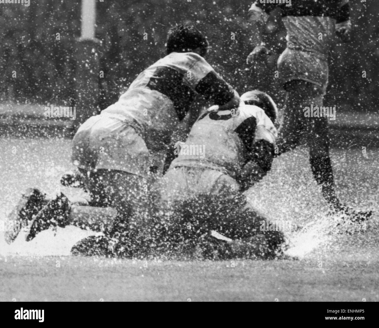 Un terrain de l'eau connecté à Wembley lors de la Leeds v Wakefield Trinity Rugby finale de Coupe de Ligue le 11 mai 1968. Banque D'Images