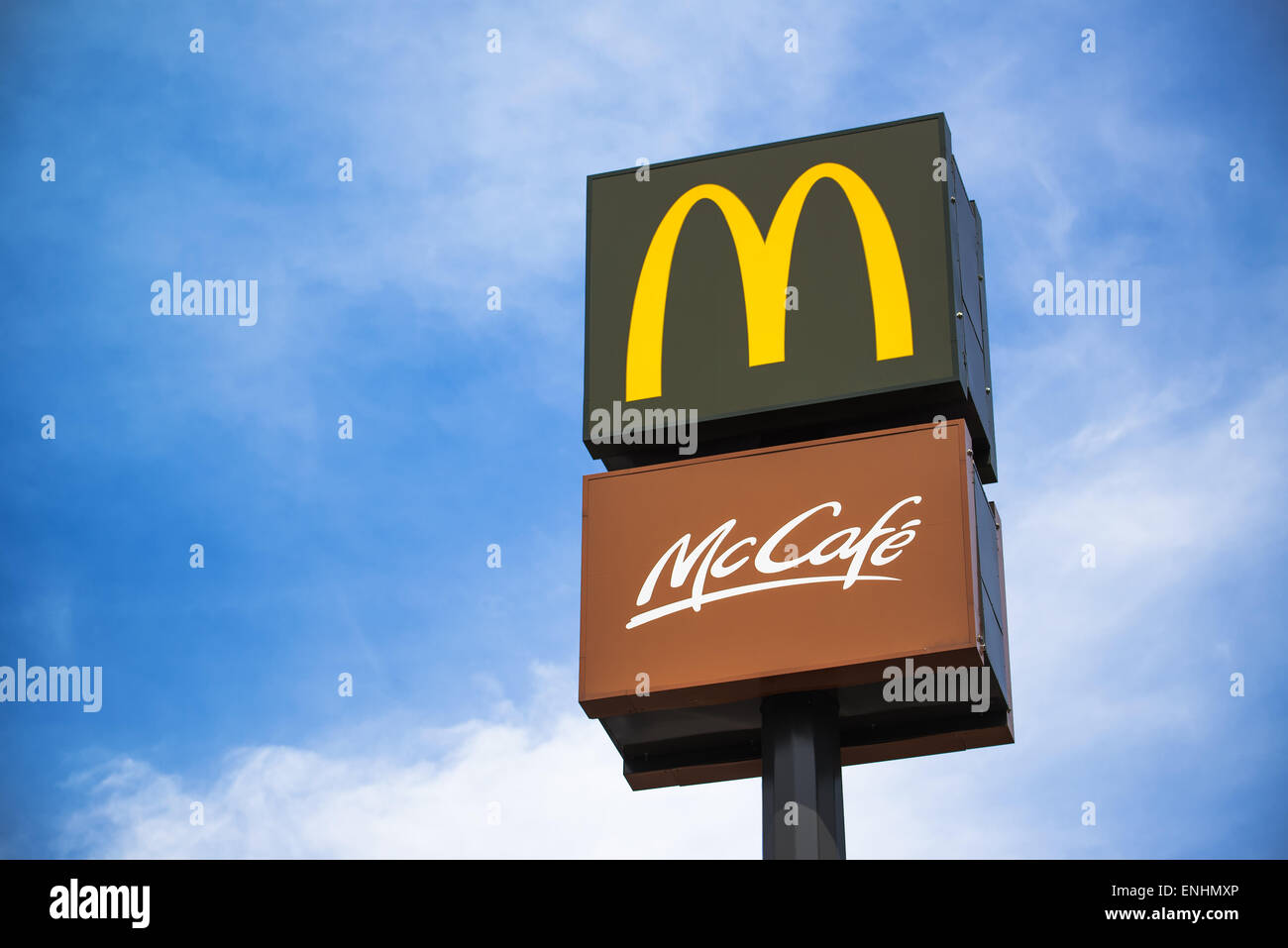 NOVI SAD, SERBIE - 5 mai 2015 : MCDONALD'S et McCafe Signes sur poster ...