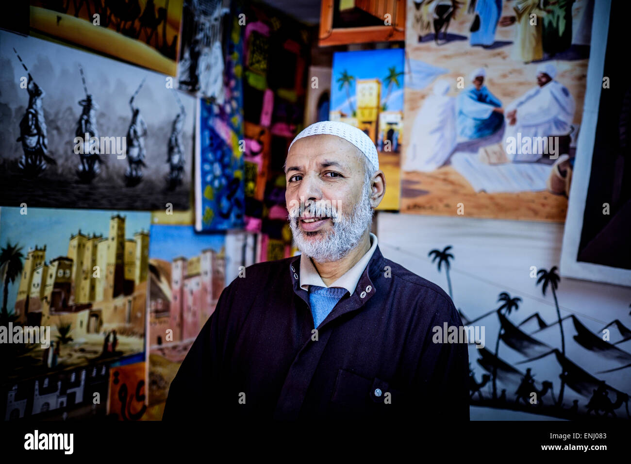 La photo de l'artiste dans son studio à Marrakech, Maroc. Banque D'Images