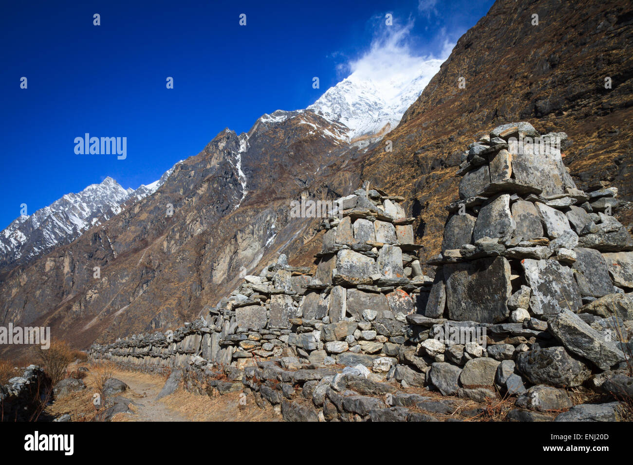 Mani (prière) de pierre mur au-dessus de Langtang Village, Langtang, Népal Banque D'Images