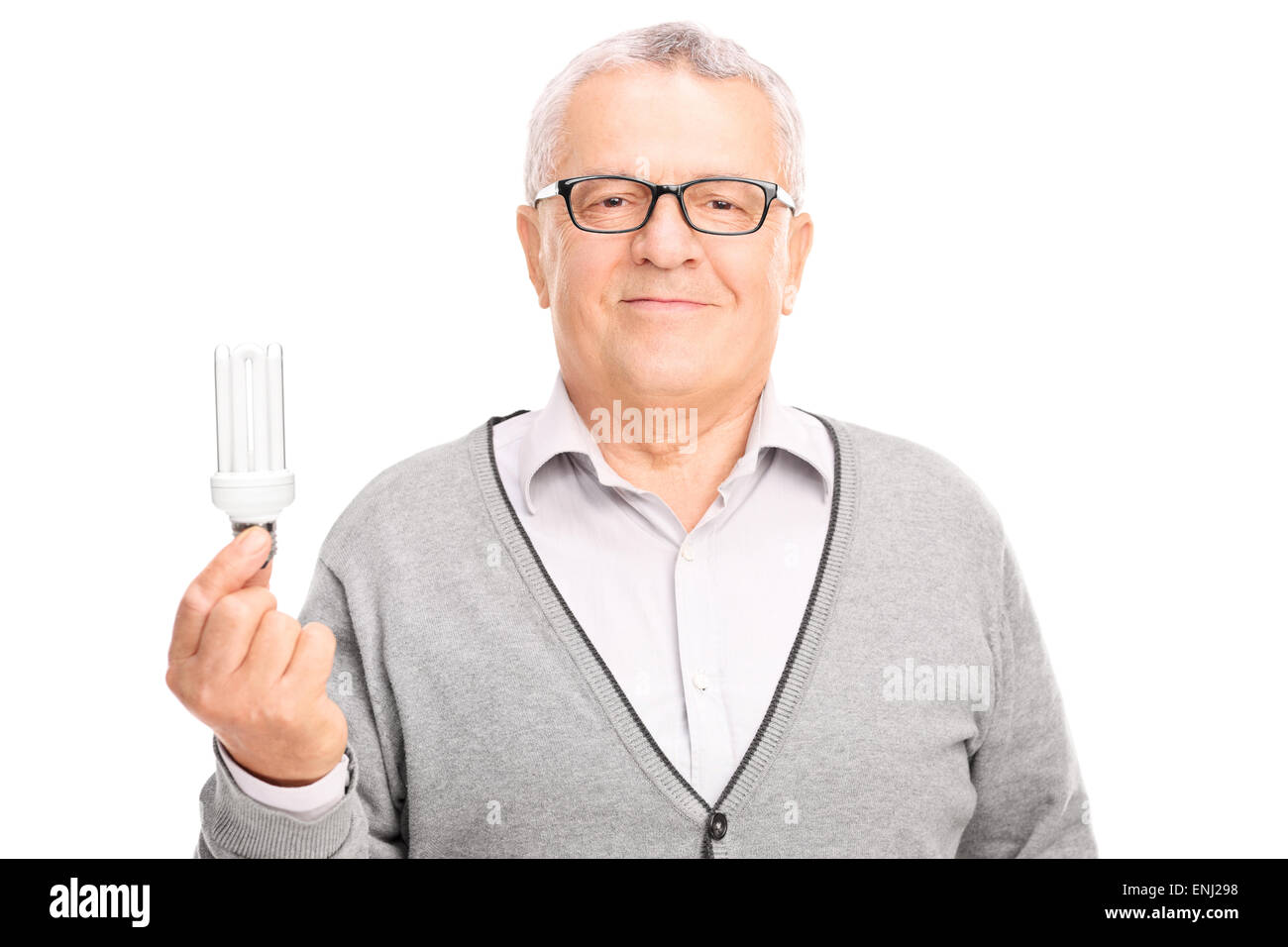 Gros plan sur un homme tenant une ampoule écoénergétique et regardant la caméra isolé sur fond blanc Banque D'Images