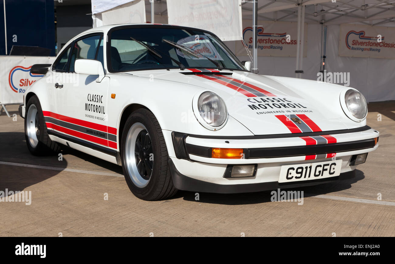 Un classique des années 70, Porsche 911 Voiture de course, sur l'affichage dans le paddock durant la Silverstone Classic Journée des médias. Banque D'Images