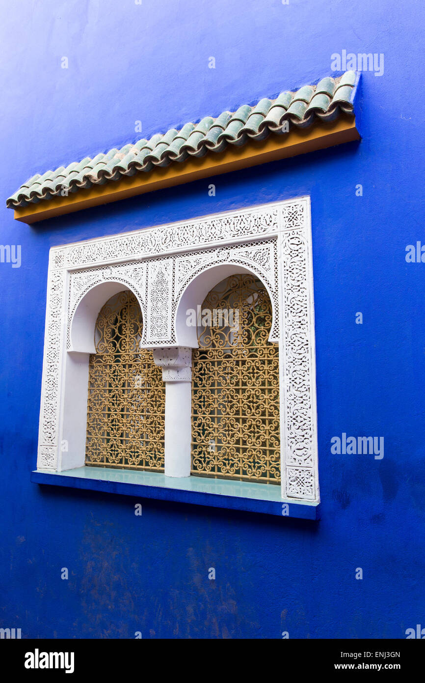 Maroc Marrakech Marrakech jardin Majorelle Yves Saint Laurent jardin Architecture marocaine détail de fenêtre avec peinture bleu indigo Banque D'Images