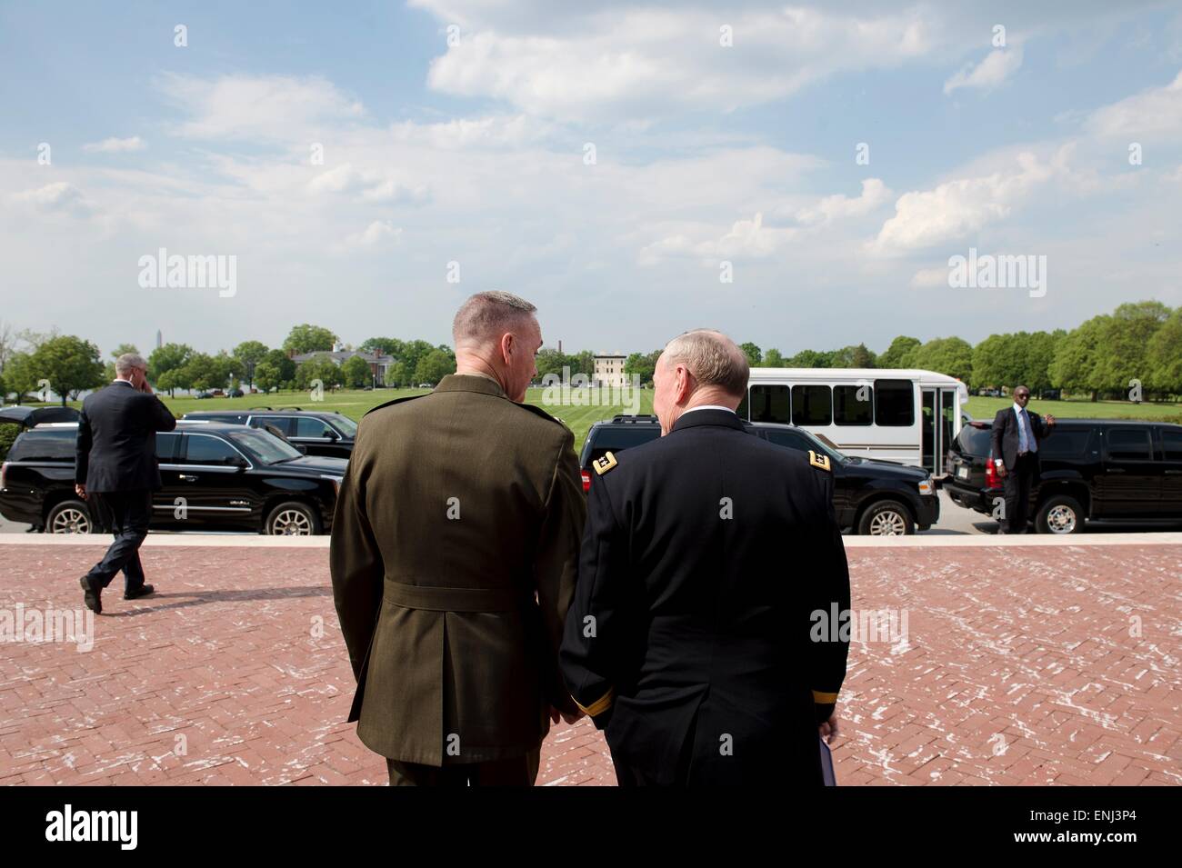 Washington, DC, USA. Le 05 mai, 2015. Chef de l'état-major général Martin Dempsey (à droite) se trouve à côté de commandant de la Marine Corps, le général Joseph Dunford Jr. avant la réunion des chefs d'état-major le 5 mai 2015 à Washington, D.C. Dunford a été désigné pour remplacer l'ancien Dempsey en tant que nouveau président. Banque D'Images