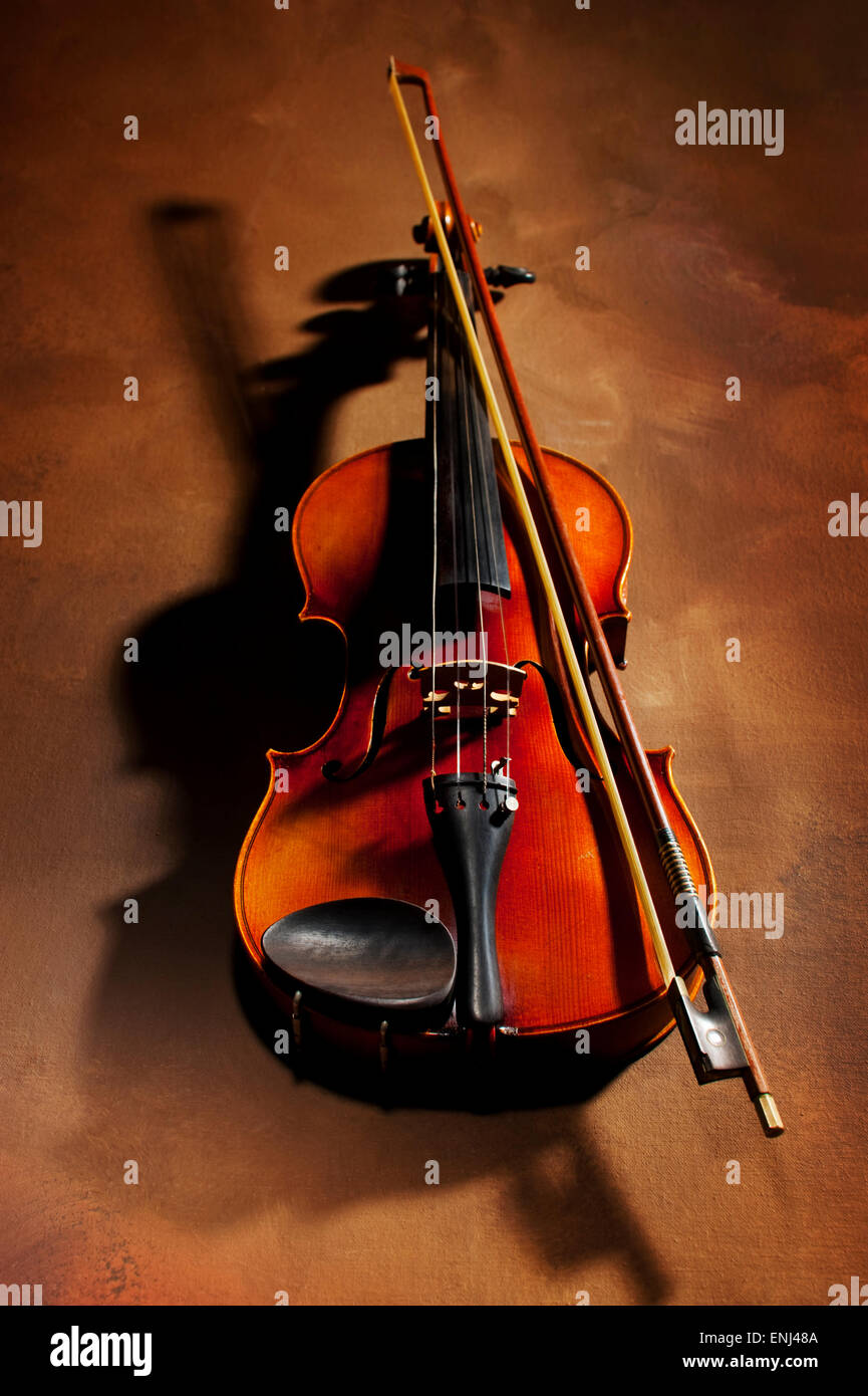 Vintage violon avec ombre sur vieux fond toile Banque D'Images