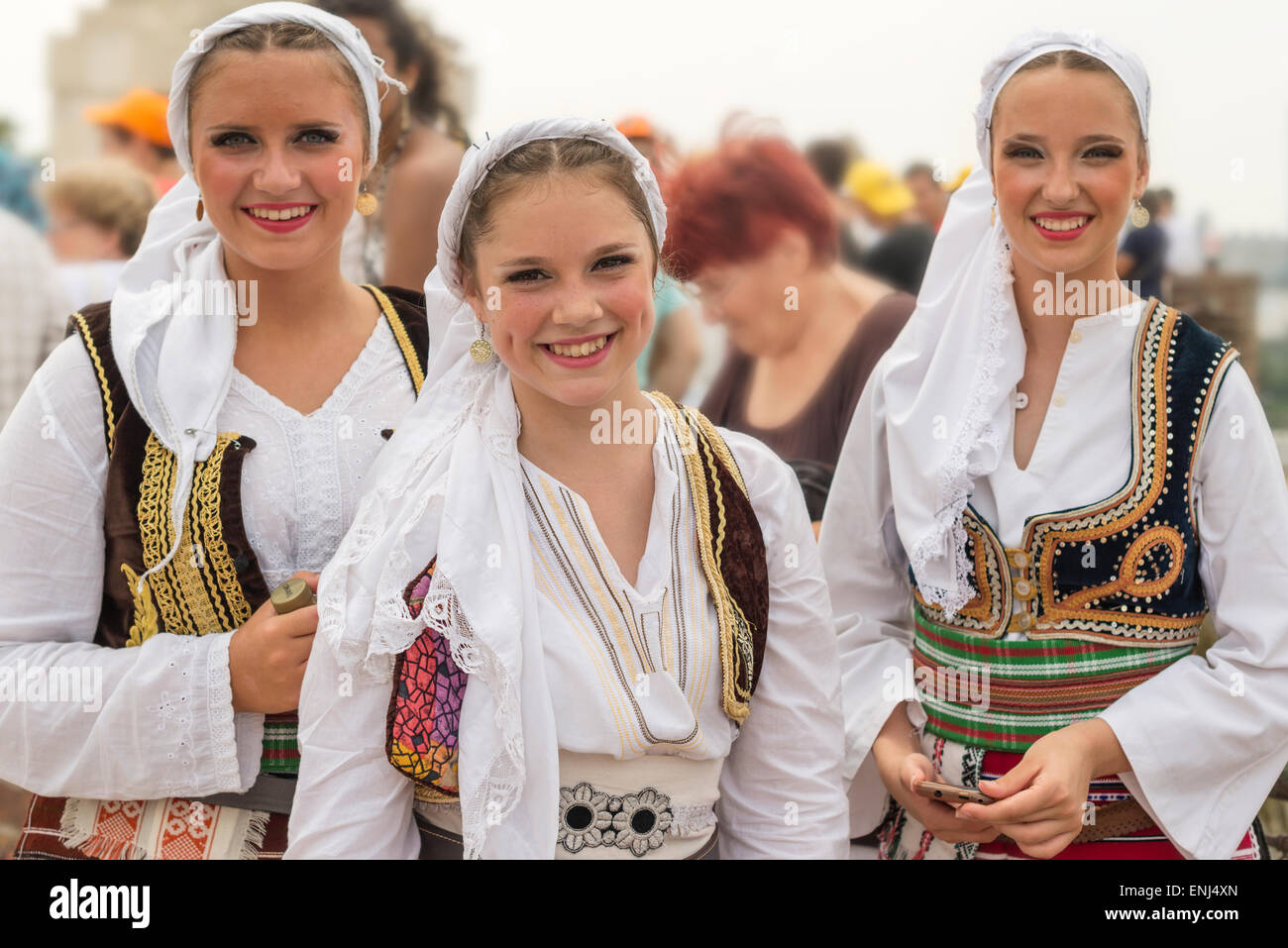 Les jeunes filles en robe folklore serbe traditionnel,les participants au festival international de folklore,Belgrade,Serbie Banque D'Images