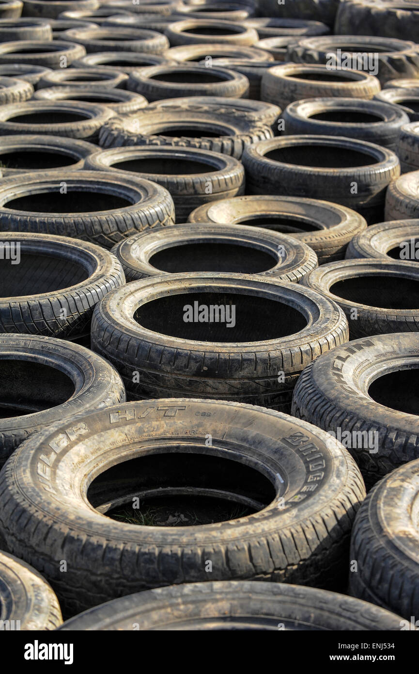 Les pneus de véhicules anciens recyclés utiliser comme un obstacle en cas  d'OCR Photo Stock - Alamy