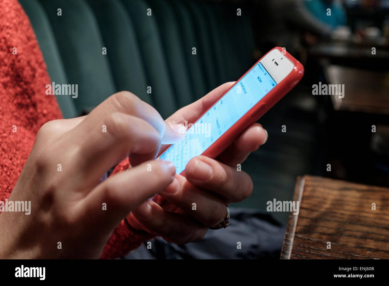 Close-up of woman organiser son journal sur smart phone Banque D'Images