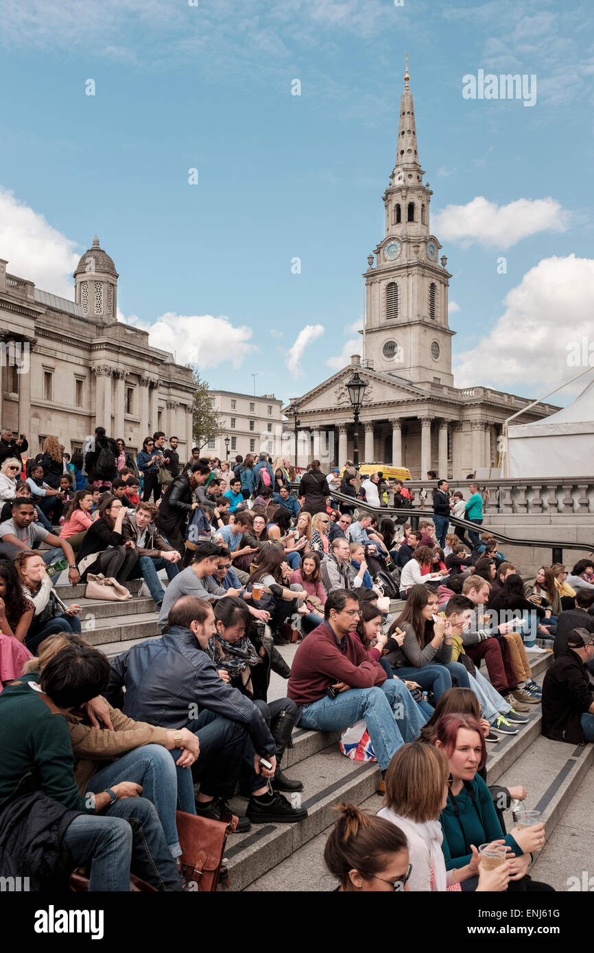 Les gens assis sur les marches de la National Gallery, Trafalgar Square, London,UK Banque D'Images
