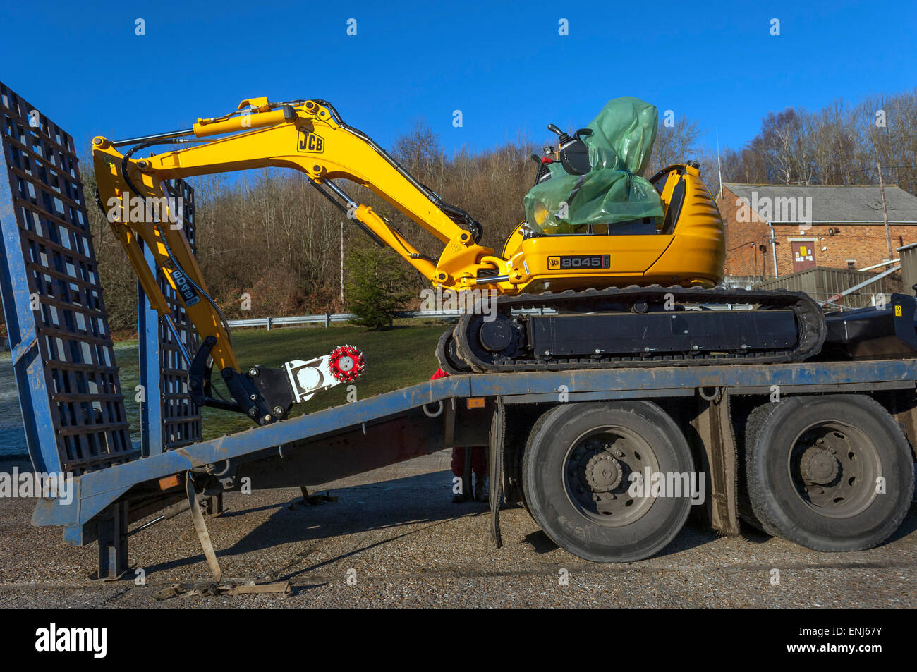 Un tout nouveau mini-pelle 8045 JCB livré sur un camion remorque. UK Banque D'Images