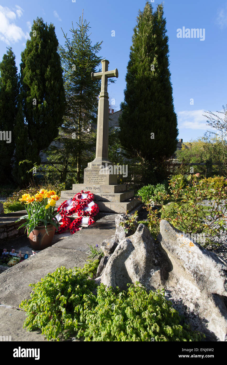 Village de Kettlewell, Yorkshire, Angleterre. La première et la seconde guerre mondiale mémorial à Kettlewell's Memorial Garden. Banque D'Images
