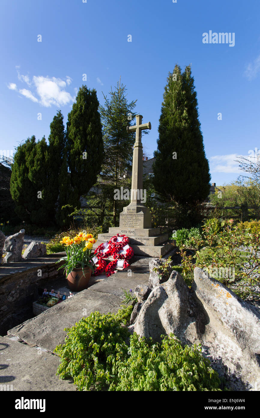 Village de Kettlewell, Yorkshire, Angleterre. La première et la seconde guerre mondiale mémorial à Kettlewell's Memorial Garden. Banque D'Images