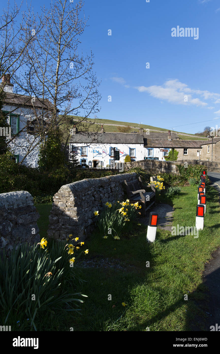 Village de Kettlewell, Yorkshire, Angleterre. Vue pittoresque de printemps jonquilles en pleine floraison dans le village de Kettlewell. Banque D'Images