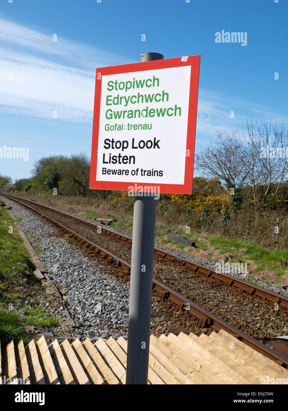 Arrêter de regarder écouter panneau d'avertissement à un passage à niveau au Pays de Galles, Royaume-Uni Banque D'Images