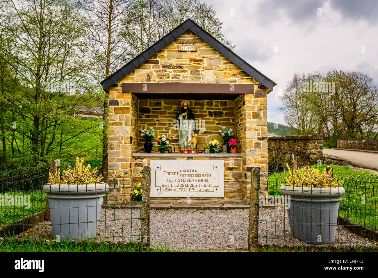 Mémorial pour les victimes des nazis dans un petit village dans les Ardennes Belges pendant la seconde guerre mondiale Banque D'Images