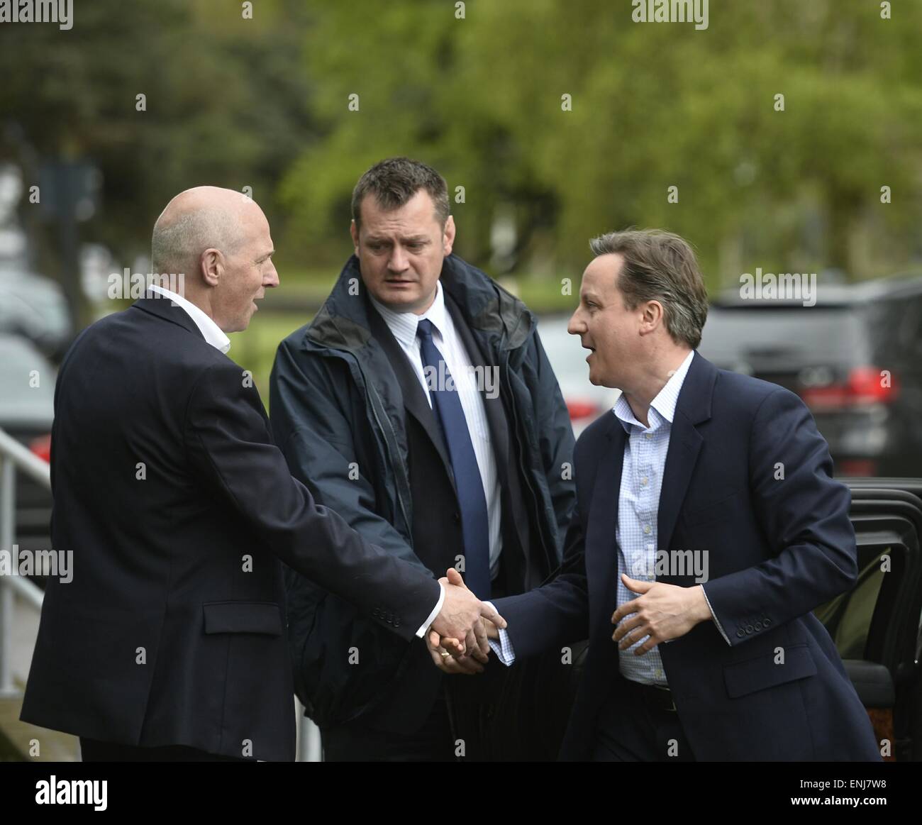 Carlisle, Royaume-Uni. 06 mai, 2015. Le Premier ministre arrive à Carlisle et rencontre le candidat conservateur John Stevenson lors d'une visite à Harrison et Hetherington façon frontière Mart Carlisle sur le dernier jour de campagne à l'élection générale : 6 mai 2015 Crédit : STUART WALKER/Alamy Live News Banque D'Images