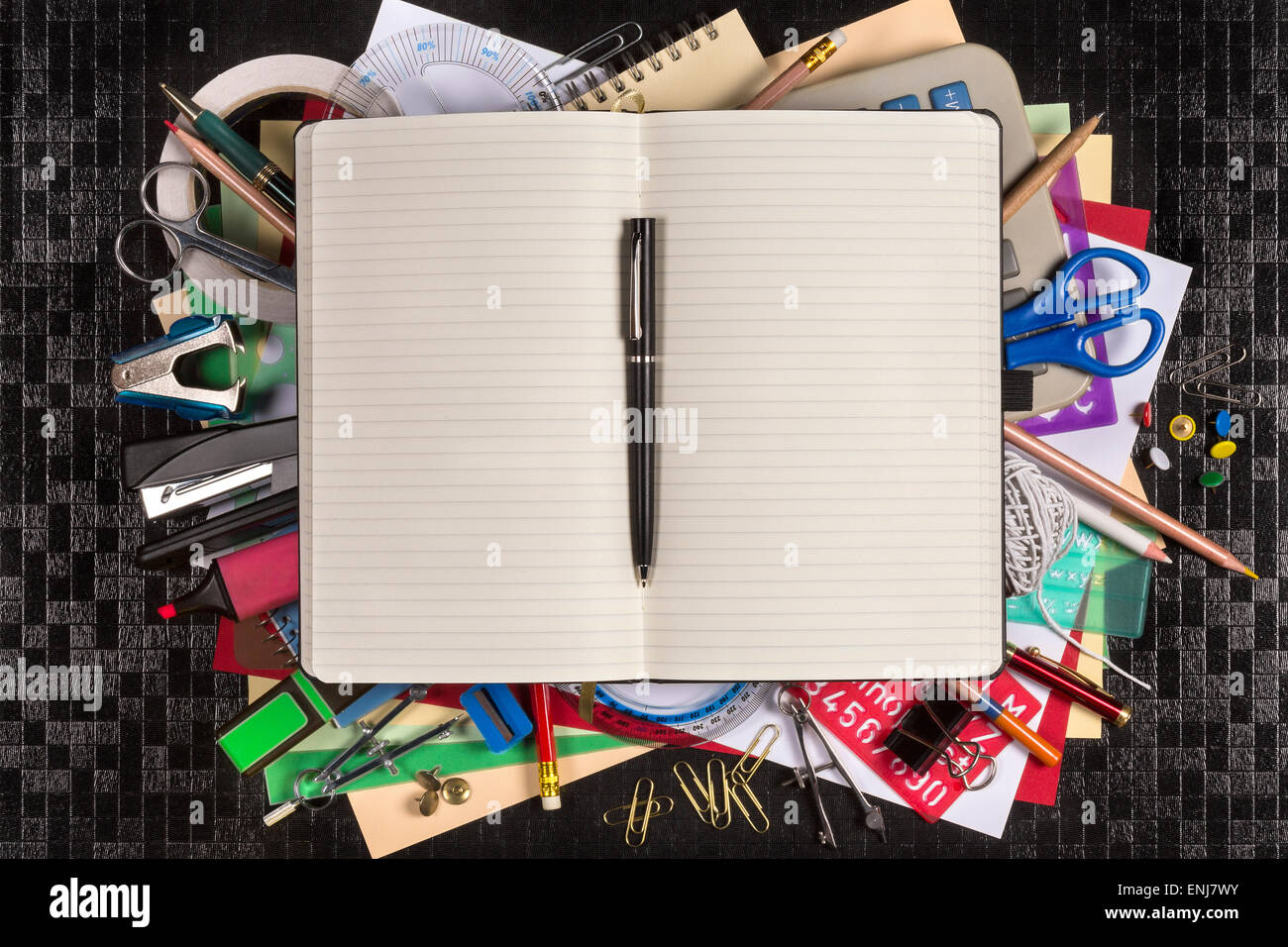 Sélection de papeterie pour le bureau ou pour retourner à l'école ou au collège - livre ouvert avec l'espace pour le texte. Banque D'Images