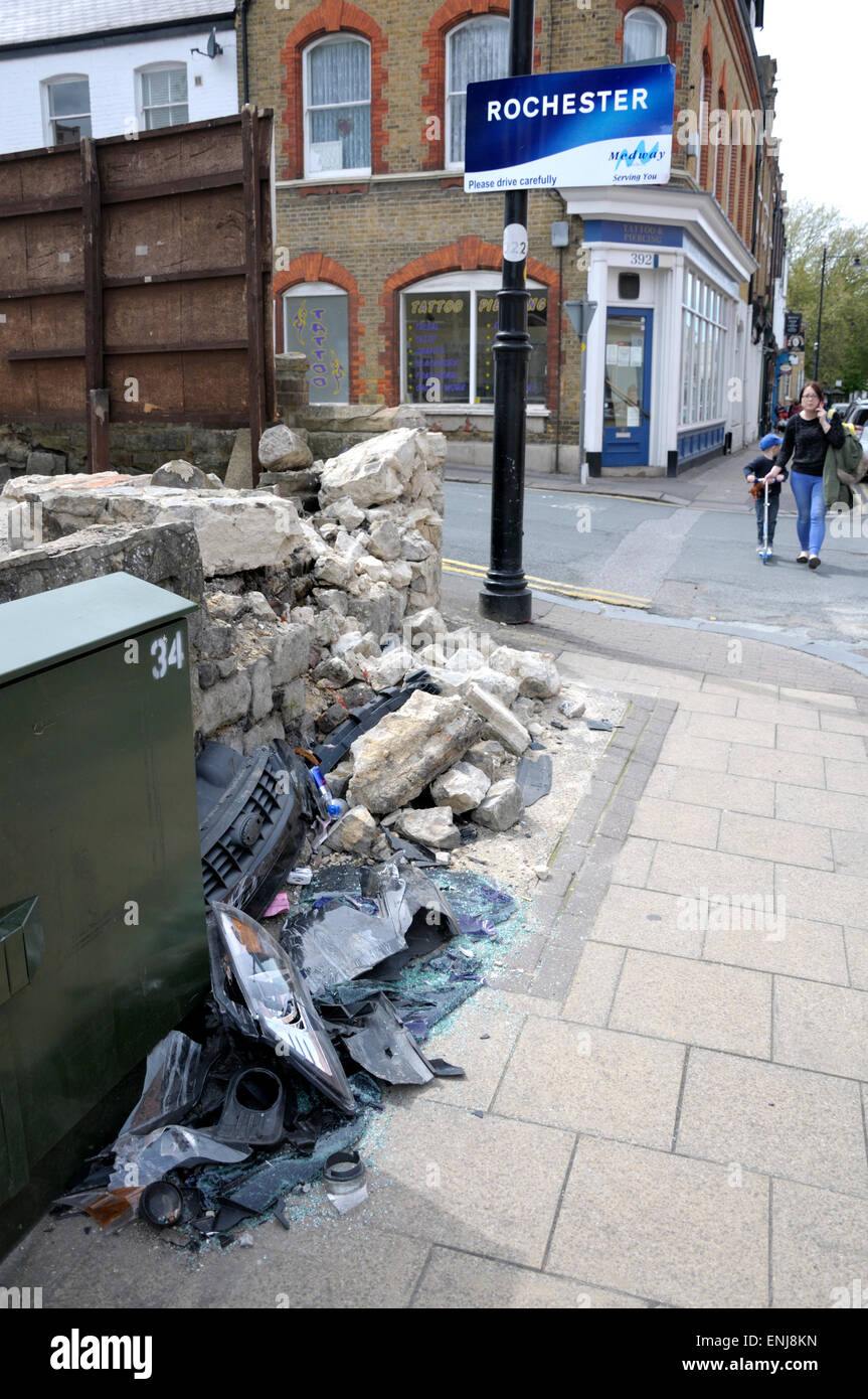Rochester, Kent, Angleterre, Royaume-Uni. Mur endommagé par un accident de voiture, avec des morceaux de la voiture, à côté d'un "s'il vous plaît Conduisez prudemment' sign Banque D'Images