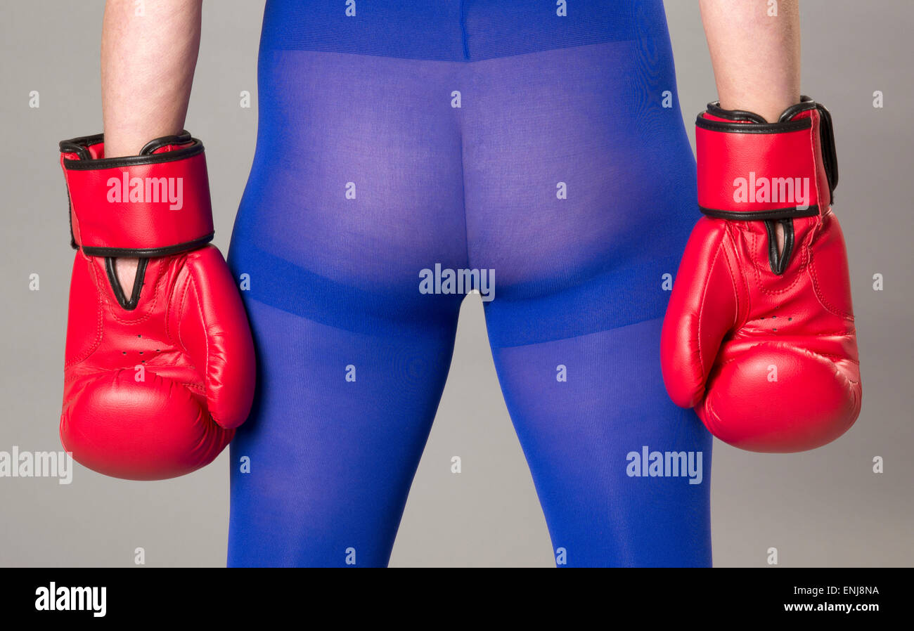 Boxer wearing red 10 oz gants de boxe et des collants bleus Banque D'Images