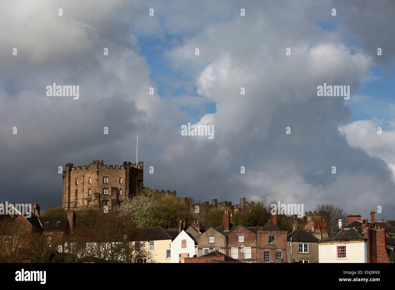 Château de Durham surplombant des maisons dans le centre-ville de Durham Banque D'Images