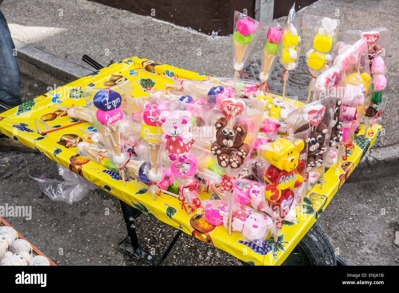 Enveloppé de cellophane de couleur vive la nouveauté bonbons Saint-valentin en vente sur coin de rue, San Cristobal de las Casas, Chiapas Banque D'Images