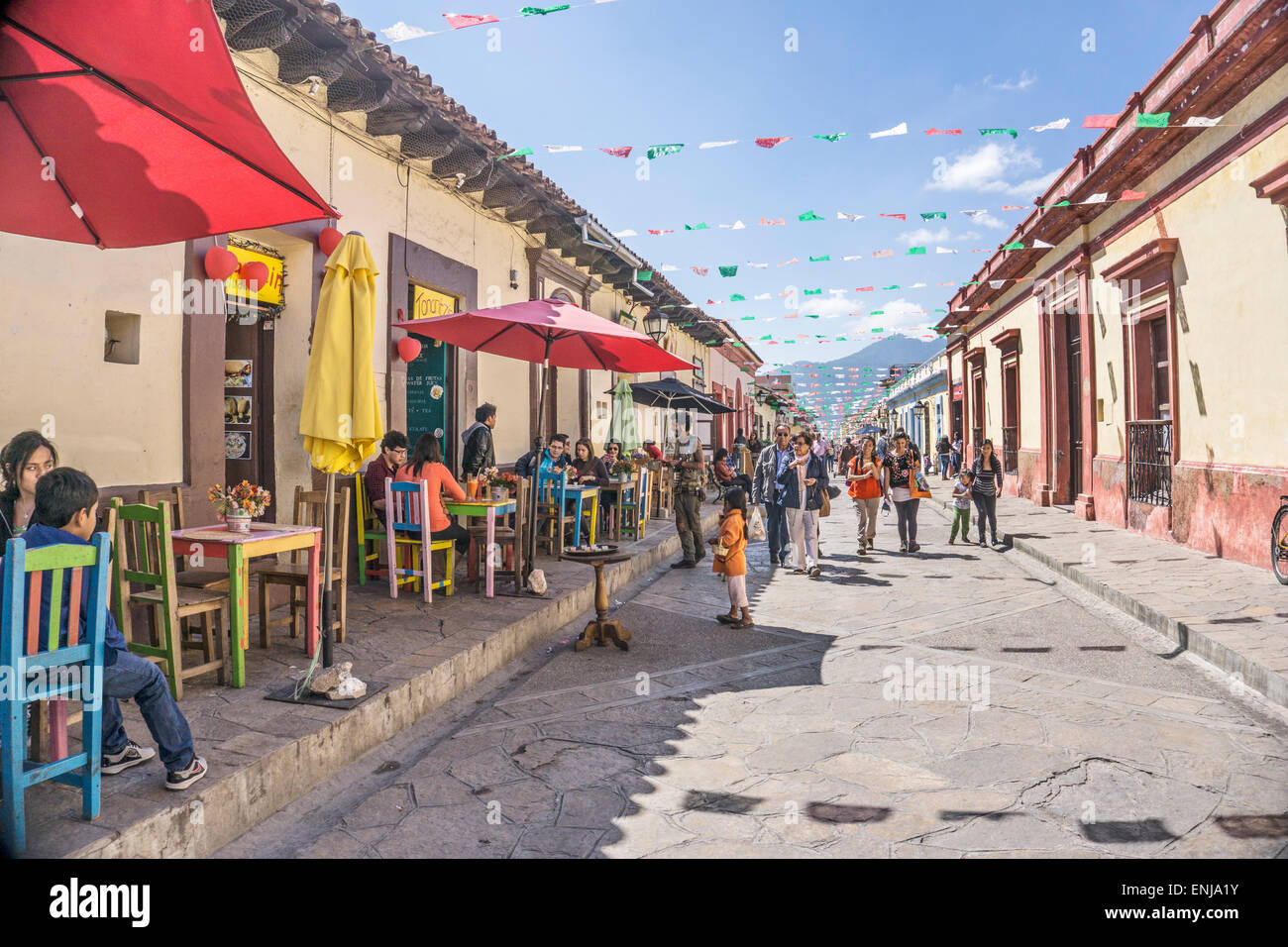 Les touristes locaux et un musicien ambulant profiter de manger dehors ou navigation boutiques sur rue piétonne Real de Guadalupe San Cristobal Banque D'Images