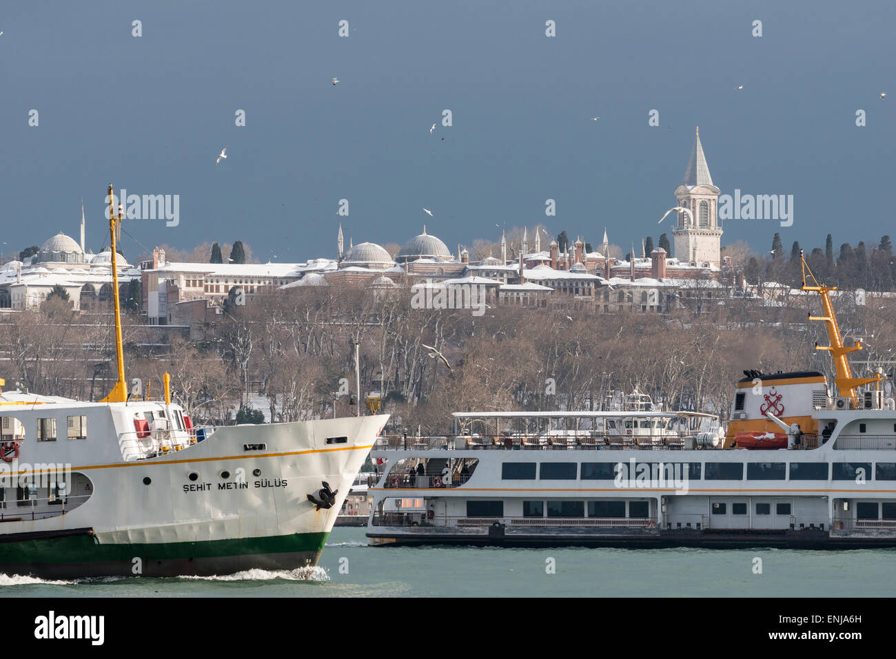 À la recherche de l'autre côté de la Corne d'or vers le sérail Point et la neige a couvert les dômes et les clochers de palais de Topkapi à Istanbul, en Turquie. Banque D'Images