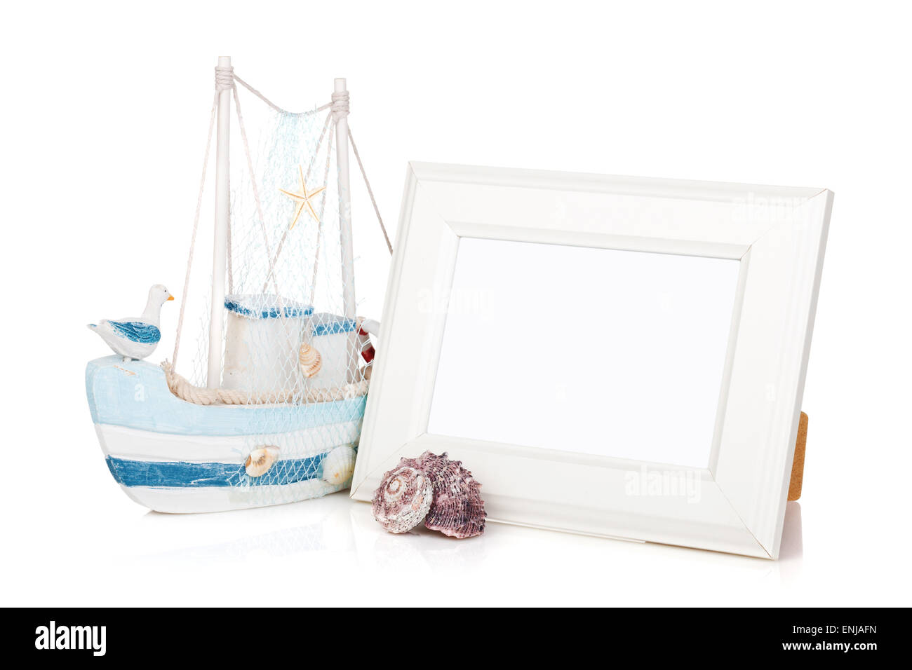 Cadre photo, un coquillage et un décor bateau. Isolé sur fond Banque D'Images