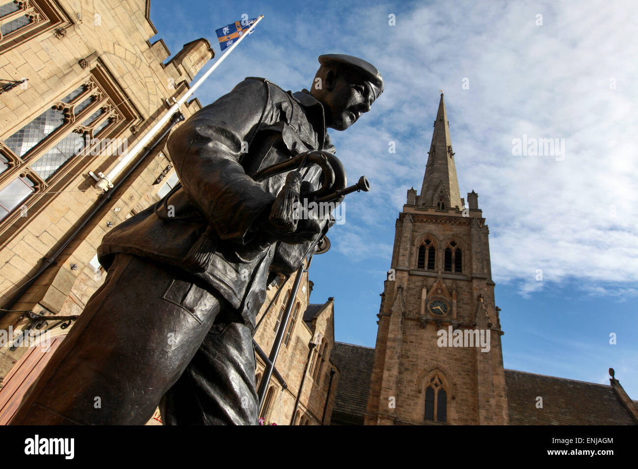 Memorial statue au Durham Light Infantry par artiste Alan Beattie à Durham Market Place avec St Nicholas church Banque D'Images