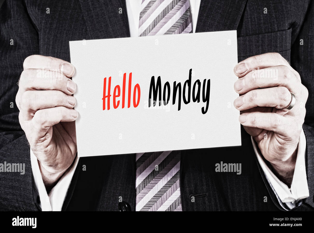 Un homme tenant une carte avec les mots, bonjour le lundi. Banque D'Images