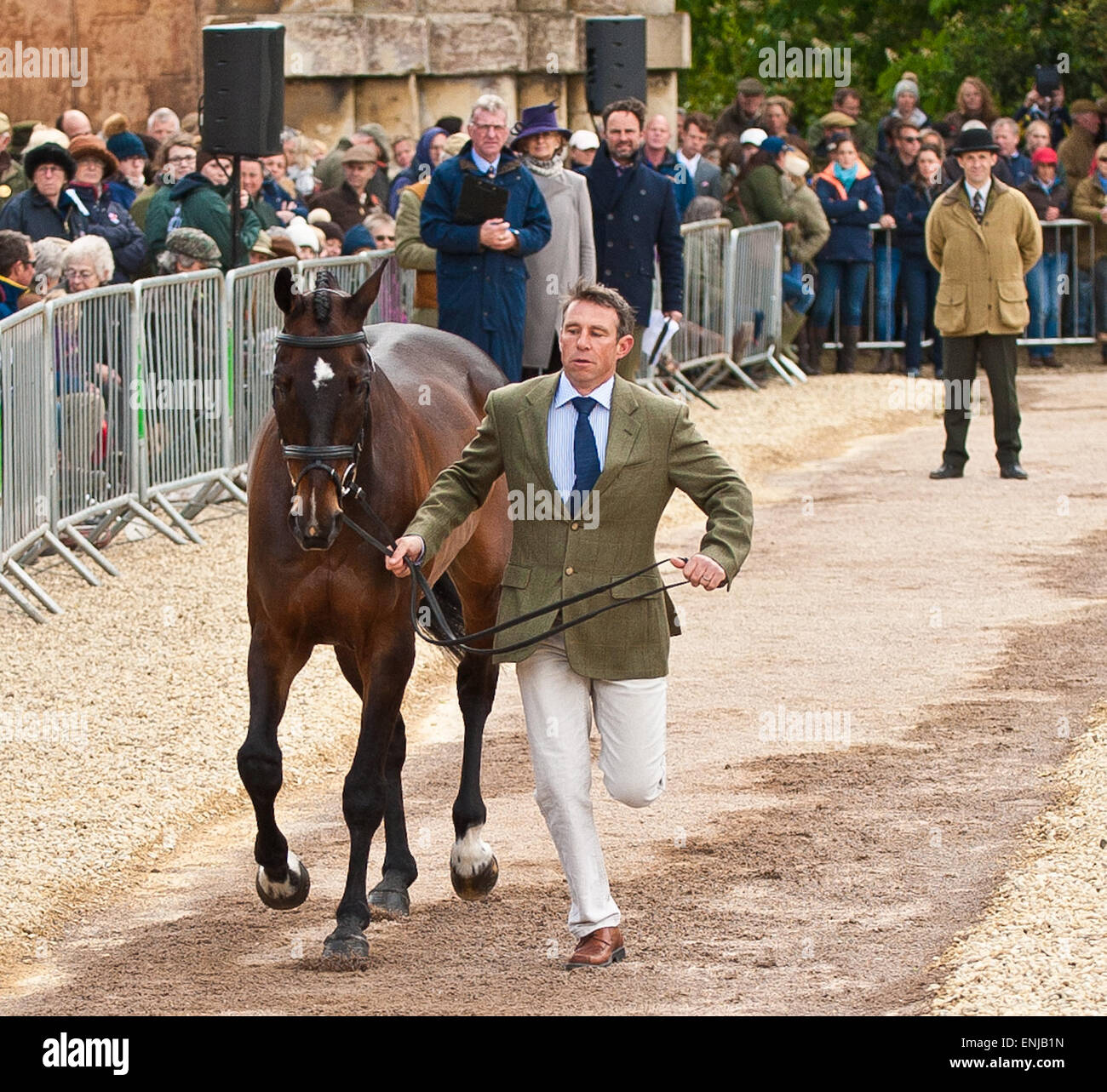 Badminton, Gloucestershire, Royaume-Uni. 6 mai, 2015. Dernière gagner rider Sam Griffiths montrant heureux à la fois premier cheval d'inspection, à la Mitsubishi 2015 Badminton Horse Trials. Crédit : charlie bryan/Alamy Live News Banque D'Images