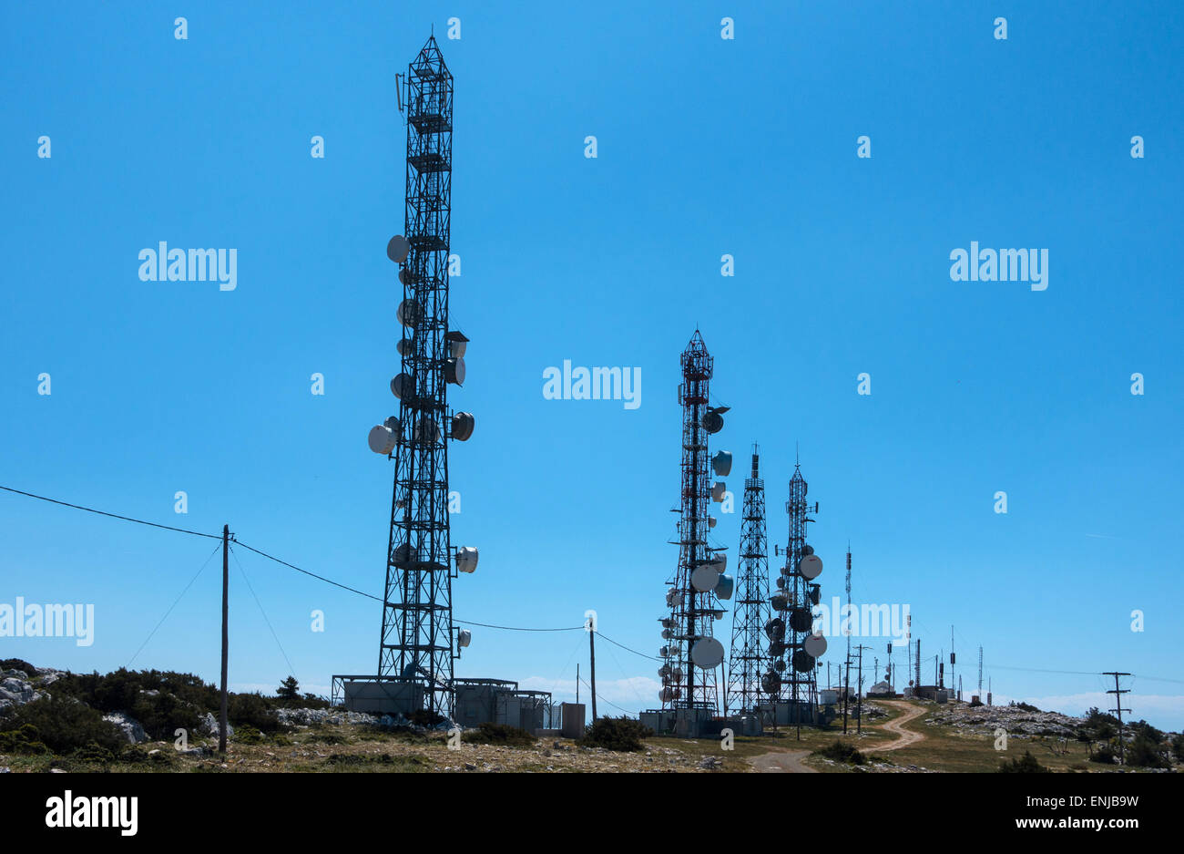 Antennes de communication et plats sur le dessus de colline Didymes, Péloponnèse, Grèce Banque D'Images