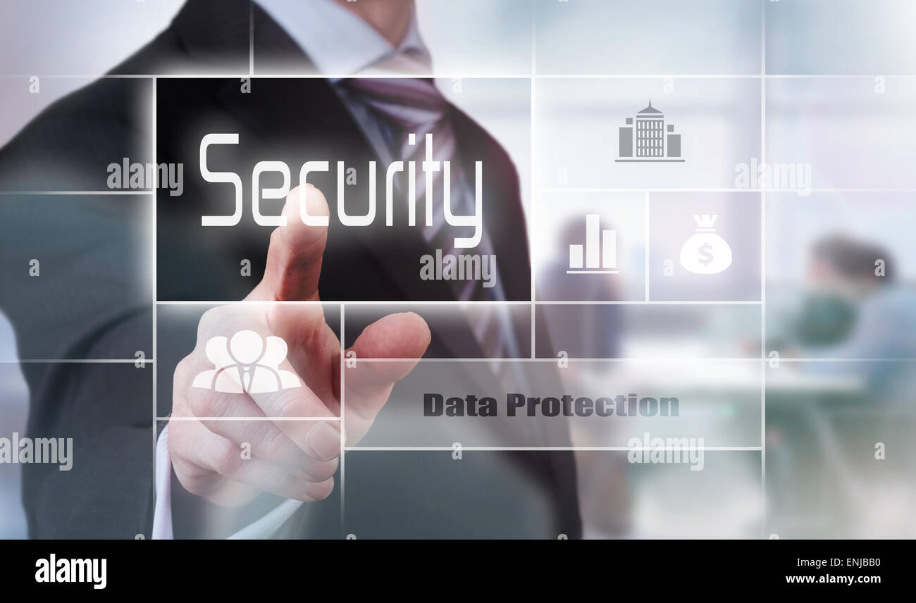 Businessman appuyant sur un concept de sécurité bouton. Banque D'Images