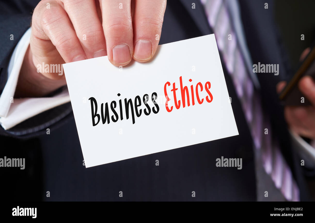 Un homme tenant une carte d'affaires avec les mots, l'éthique des affaires, écrit dessus. Banque D'Images
