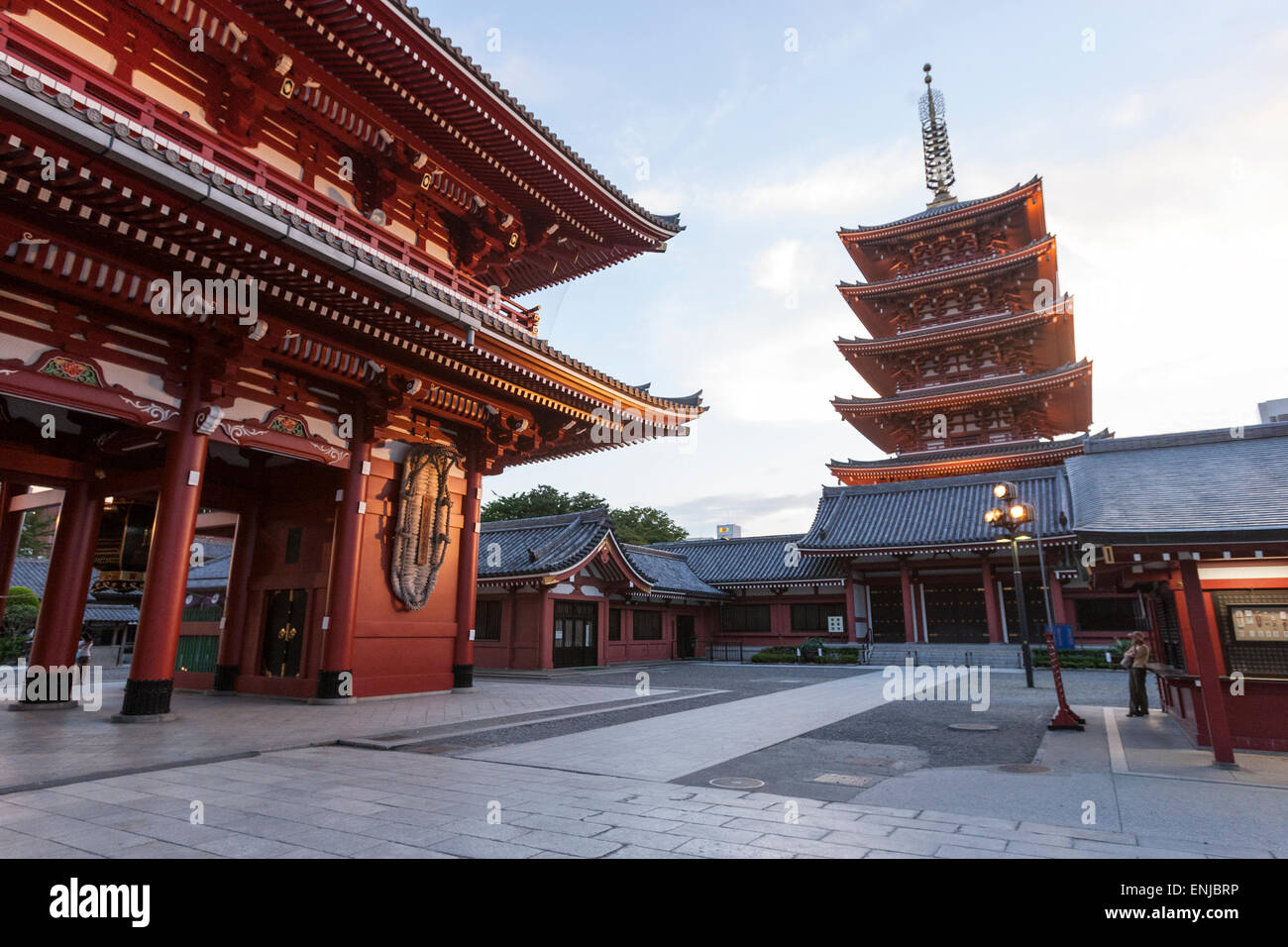 Hozomon et pagode à Sensō-ji, Kinryū-zan Sensō-ji, est un ancien temple bouddhiste situé à Asakusa, Tokyo, Japon. Banque D'Images